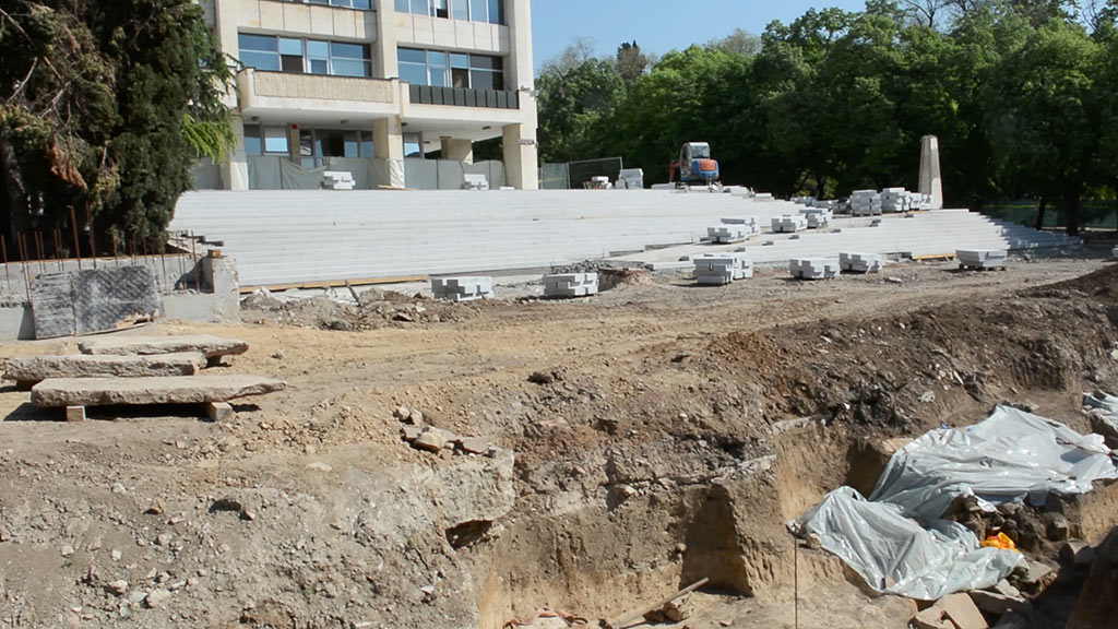 Откриха две гробници на площада в Стара Загора