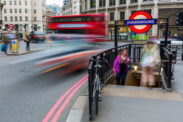 Вдовица всеки ден слиза в Лондонското метро, за да чуе гласа на съпруга си