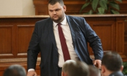 Решават за депутатския мандат на Пеевски
