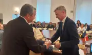 Драгомир Стойнев подари на датския посланик исторически книги за Македония СНИМКИ
