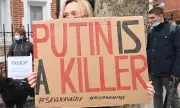Деликатна ситуация за Кремъл! Опечалени поддръжници на Алексей Навални продължават да му отдават почит 