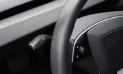 Крачка назад: Tesla върна традиционния лост за мигачи в колите си