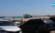 Туристи масово паркират колите си върху дюните край Дуранкулак