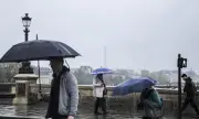 Двама загинаха при силни бури във Франция