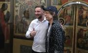 Мик Джагър слуша църковен хор в Москва