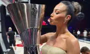 Секси водеща отразяваща Евролигата показа страхотна форма на плажа