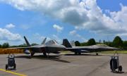 Ураган помля изтребители F-22