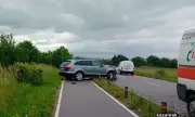 Жена блъсна с кола двама велосипедисти на велоалея между Казанлък и Енина, тежко ранени са