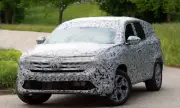 Близнакът на Dacia Bigster се появи по пътищата в Европа, но няма да се продава тук