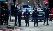 Френски полицаи стреляха по въоръжен с нож