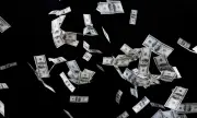 Погребение като никое друго: Хеликоптер обсипа присъстващите с пари (ВИДЕО)