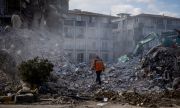 Издирват оцелели след вчерашните земетресения в Турция