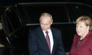 Меркел обсъди Украйна с Путин