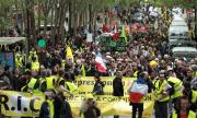 Дъждът не спря протестите на жълтите жилетки в Париж