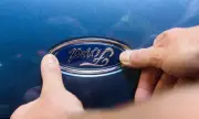 Знаете ли защо собственици на Ford обръщат емблемите си наобратно? (ВИДЕО)
