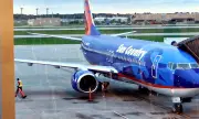 Огън в небето: Двигателят на Boeing 737 със 166 души на борда се запали във въздуха ВИДЕО