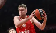 Сериозен скандал: Фен наплю Везенков, съдията прекъсна мача