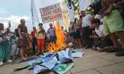 Костадинов: Еврозоната е финансов концлагер. Протестиращи горят евро в центъра на София