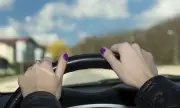Снимка 14-годишно момиче се блъсна в мост, докато шофира