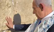 Нетаняху посети Стената на плача след ударите в Иран, остави бележка и се помоли ВИДЕО