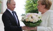 Рози от Путин за Меркел (СНИМКИ)