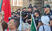 Протестиращи от "Възраждане" събориха полицай пред парламента