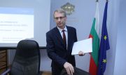 Министър Денков: Няма да има удължаване на учебната година