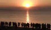 Хиляди хора на морето посрещнаха изгрева в първото юлско утро