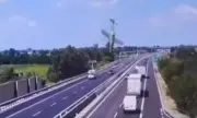 Самолет падна на автомагистрала в Италия. Има загинали (ВИДЕО)