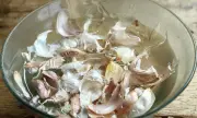 Лесен начин на обелите чесъна с пластмасова капачка (ВИДЕО)