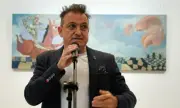 Васил Василев - Зуека продаде картини за хиляди левове на изложбата си в София
