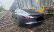 Автопилотът на Tesla вкара семейство под влак
