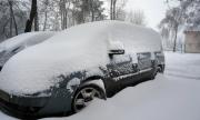 Мощен сняг блокира 3000 коли