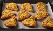 Рецепта на деня: Вкусна закуска от стар хляб