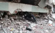 Снимка Сграда рухна в Турция, извадиха тялото на дете сред отломките
