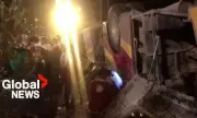 Поне 21 души загинаха при падане на автобус от мост в Иран