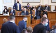 Кризата свари властта по долно бельо