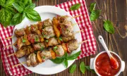 Рецепта на деня: Свинско на шиш с картофи и меден сос