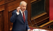 Папандреу оцеля. Засега