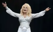 Доли Партън променила костюма си за корицата на Playboy заради религиозните си фенове (СНИМКИ)