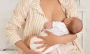 Майка на 3 деца стана сензация - кърми и съпруга си