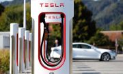 Електромобилите Tesla отново могат да се зарреждат безплатно. Но само за една година и само някои