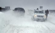 Британската армия се бори със снежен капан на пътя
