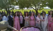 Киселова се включи в ритуала „розобер“ в родния си Казанлък