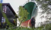Престъпна небрежност! Гигантски контейнеровоз заседна на метри от къща в Норвегия