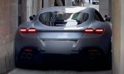 Ferrari Roma заседна на тясна улица в Италия (ВИДЕО)