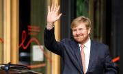 Кралят на Нидерландия съкращава своята почивка