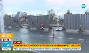 Предпазни огради от изкопа за метрото се откъснаха и удариха движеща се кола в София