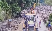 Най-малко 12 души са в неизвестност след наводнения и свлачища на остров Суматра в Индонезия ВИДЕО