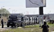 Полиция и протестиращи се биха на границата